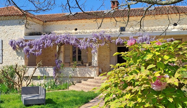 Large house with pool, terraces and garden - Relaxation in the countryside.