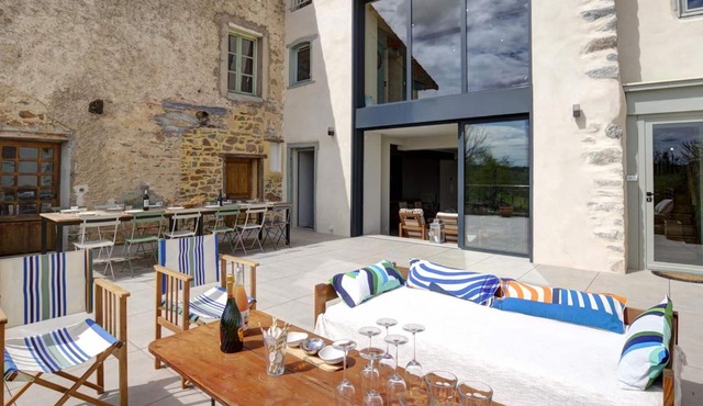 Large renovated house, space and charm in the heart of Saint-Symphorien-de-Lay