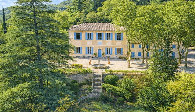 Large villa very close to Aix-en-Provence
