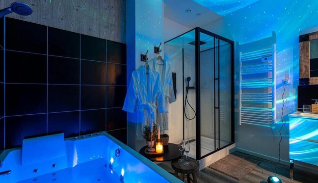 Le Nid Douillet, Center, Jacuzzi, Sensory Shower