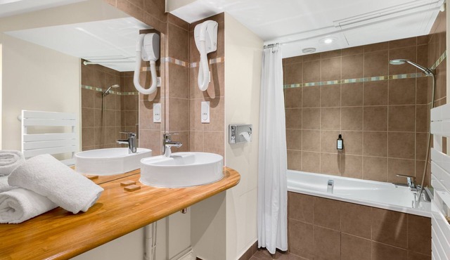 Le Phenix Hotel
