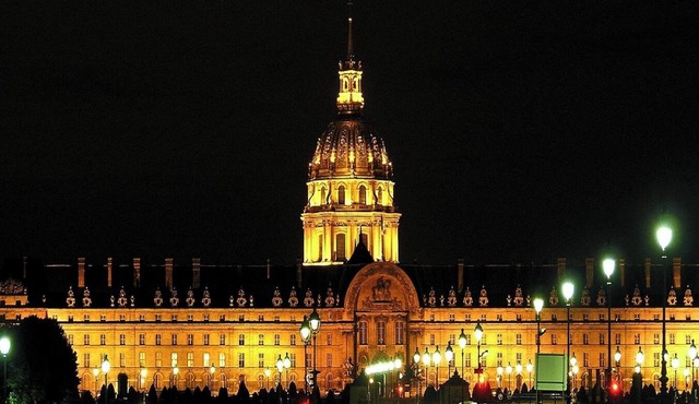 LOCATED BETWEEN INVALIDES AND SAINT-GERMAIN-DES-PRÉS - RUE DE SÈVRES – 2 BEDROOM in Paris