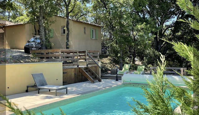 Lodge in a small private residence with swimming pool in a green setting