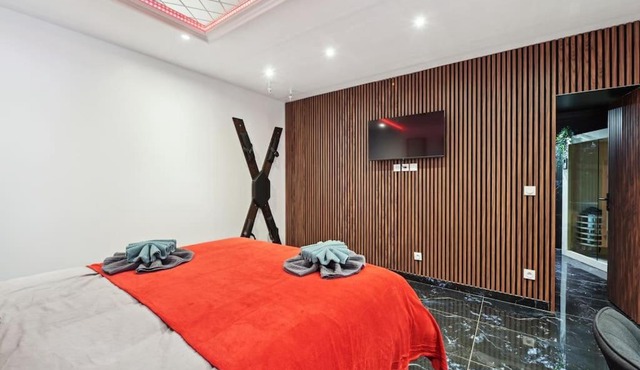 Love Room - Suite avec jacuzzi et sauna privatif in Corbeil-Essonnes