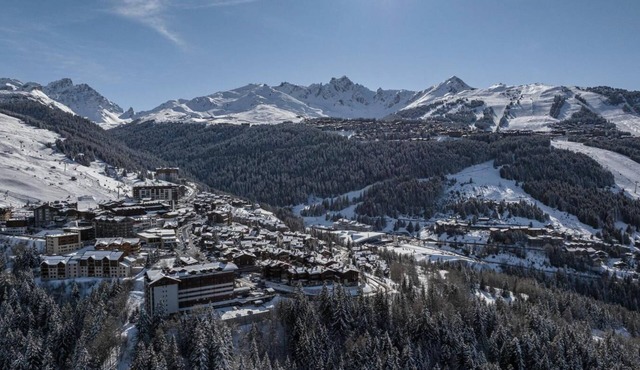 LUXURY CHALET WITH JACUZZI IN COURCHEVEL MORIOND – DOMAINE DES GLACIERS