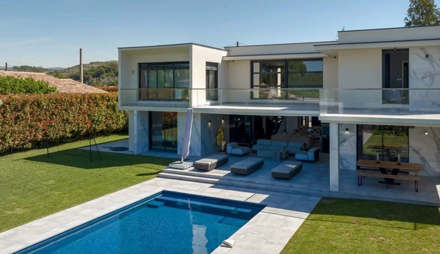 Magnificent contemporary villa with swimming pool