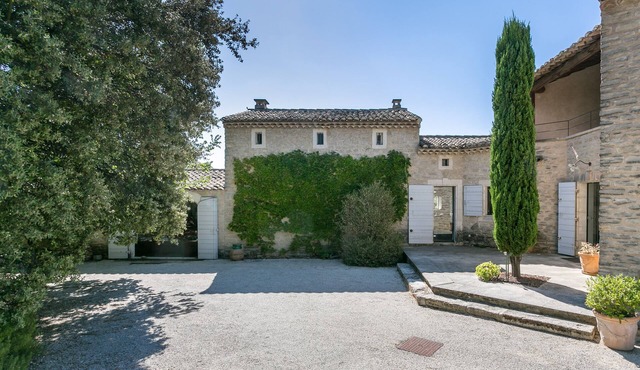 Magnificent 5 bedroom villa with pool near Gordes