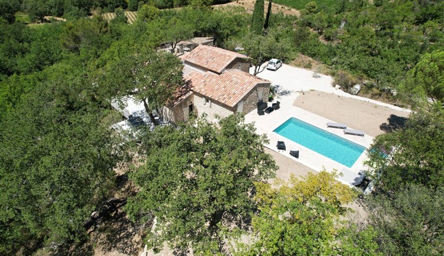 MAGNIFICENT RESTORED MAS WITH VIEW ON THE HEIGHTS OF VENASQUE