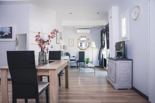 Maison annexe avec une chambre climatisation et place de stationnement in La Boisse