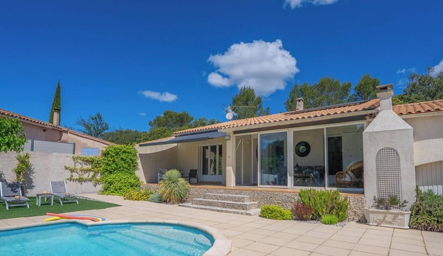 Maison Avec Piscine, à 10 Minutes de Nîmes in Poulx
