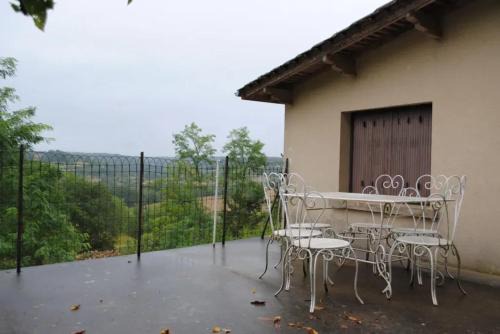 Maison chaleureuse en Pays-de-Belvès avec terrasse et jardin in Belvès