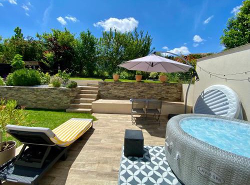 Maison chic avec Jacuzzi & Jardin Paisible in Chauray