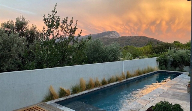 Maison Dans Hameau au Pied de Sainte Victoire Vue Exceptionnelle Piscine Jacuzzi