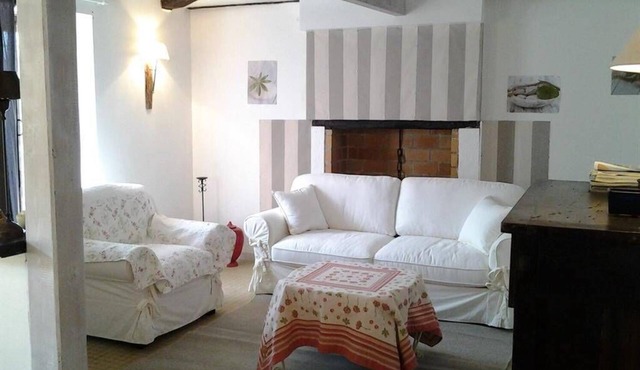 Maison Pittoresque Dans Petite rue au Calme Sous les Rochers