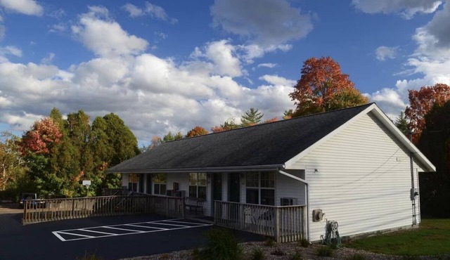 Maple Leaf Lodge- Privacy Cabin 113 in Schroon Lake