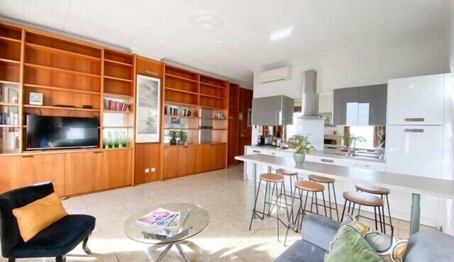 Meynadier Vieux Port Mairie: Cannes, 2 BDR apt with balcony and sea view