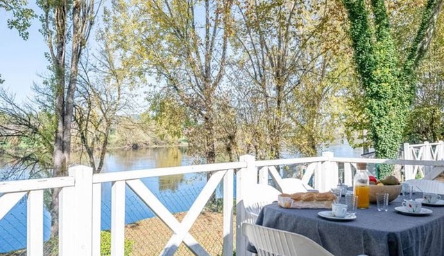 Mobile home for 6 with terrace and river view