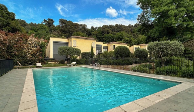 Modern villa in calm private domain with pool near St-Paul de Vence