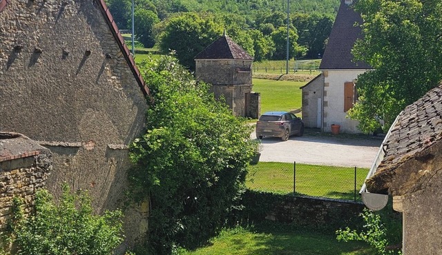 Newly renovated large FF apartment, village location, perfect base for tourism