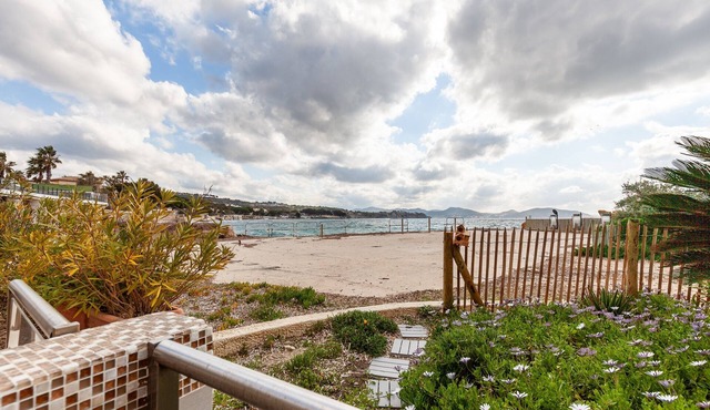On the beach apartment with sea view, Wi-Fi and air conditioning