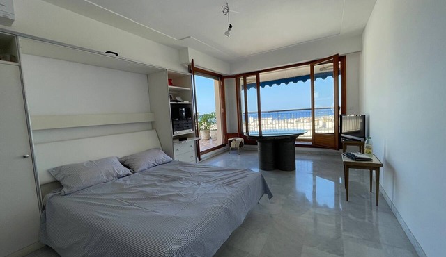 Penthouse for 2, top location, sea view, parking, elevator, air conditioning.