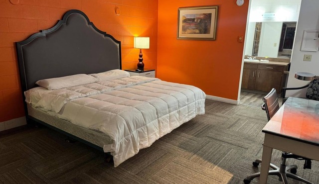 Pet Friendly King Stay | Near Gesa Power House Theatre | Free On-Site Parking! in Walla Walla