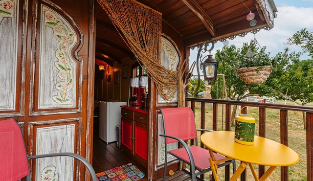 Petite house 'Roulotte La Casetta Rita' with shared pool, private terrace and shared garden