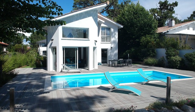 Pleasant air-conditioned villa, heated swimming pool, close to the sea, 18-hole golf course, tennis court.