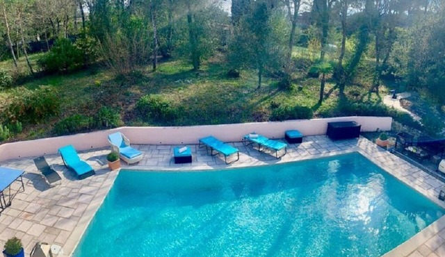 Pleasant, contemporary Villa, sunny, quiet in a green setting