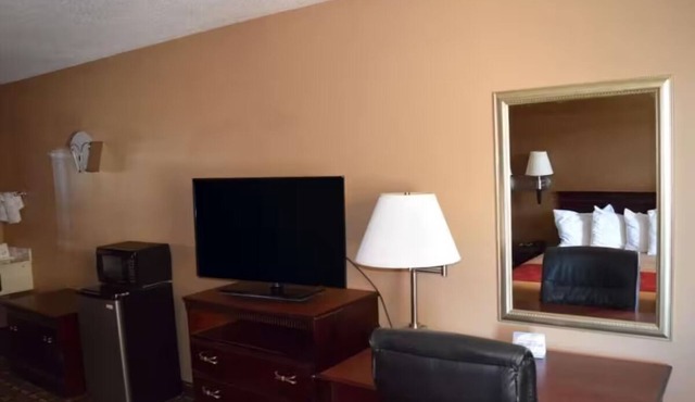 Practical Single Room w/Free Parking – Save + Relax on Your Southern Journey in Chester County