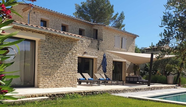 Pretty stone house with swimming pool near Gordes
