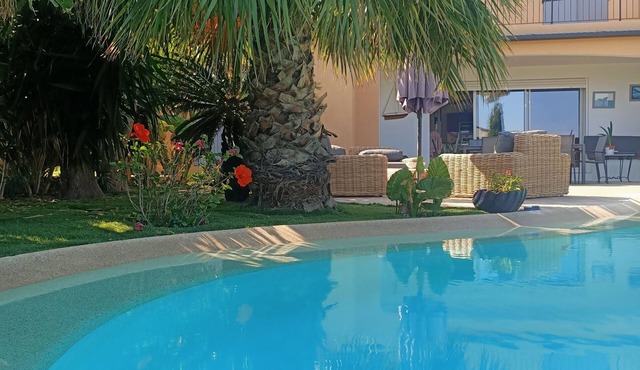 Pretty villa with sea view and pool *
