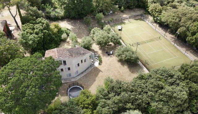 Propriété Avec Piscine et Tennis