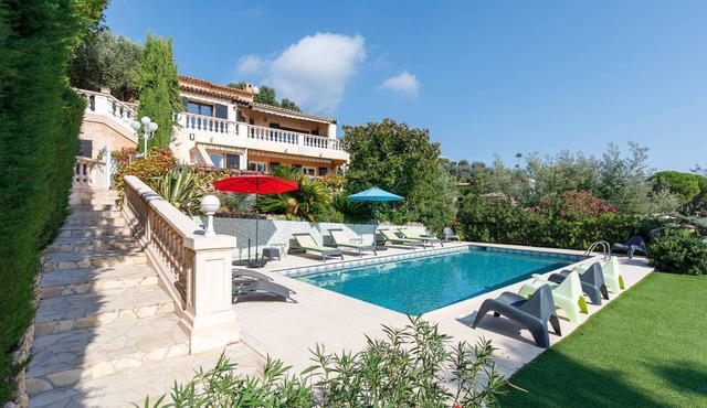 Provençal 10 people villa with heated pool and panoramic sea view