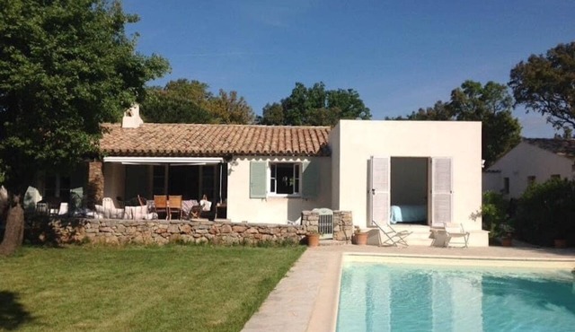 Provencal villa with swimming pool on a golf course close to the beach