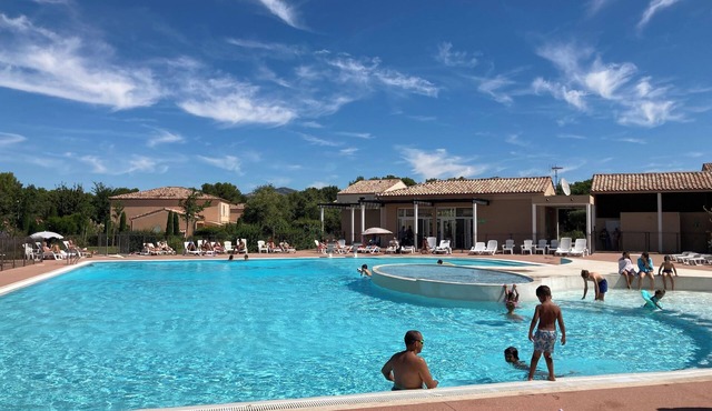 Quiet, Air-Conditioned Bastidon in a Residential Complex with a Pool