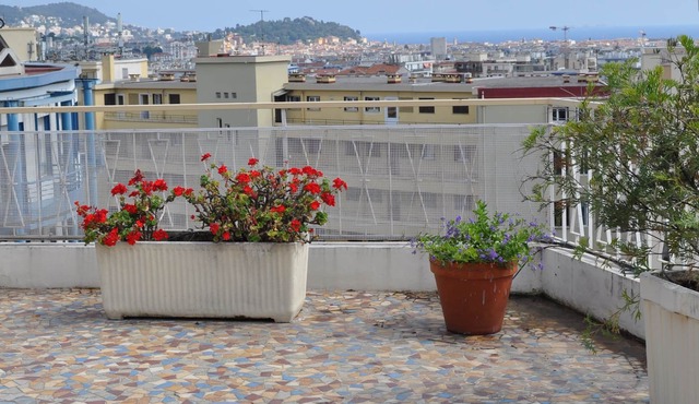 Quiet rooftop villa 2 min walk from the tram stop