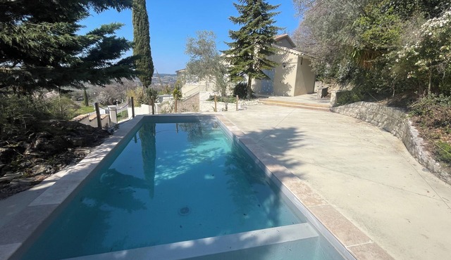 QUIET VILLA IN PROVENCE WITH SWIMMING POOL