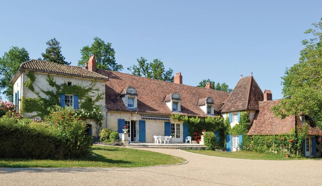 Quietly located in the Auvézère river valley, this elegant vacation property welcomes you on a 1 hec