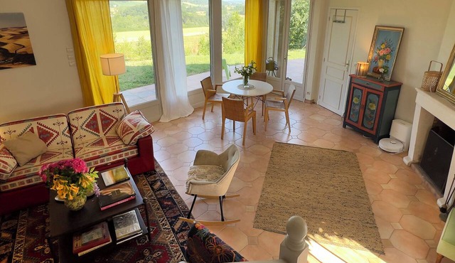 renovated 3-bedroom cottage, panoramic view over the valley, air-conditioned