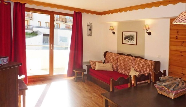 Resort center, 1st floor, swimming pool, sauna, balcony, tv, ski locker, 50m², Les Orres