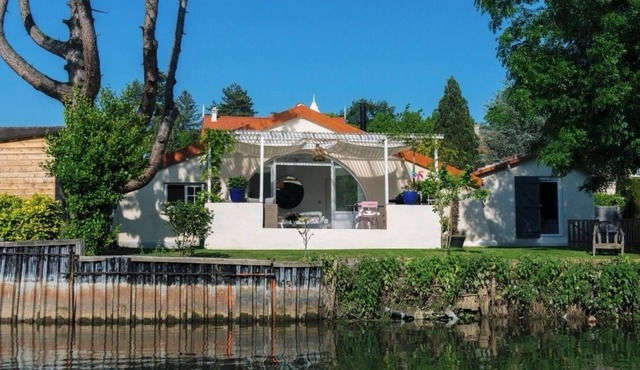 Riverfront house in Sainte-Gemme-Moronval