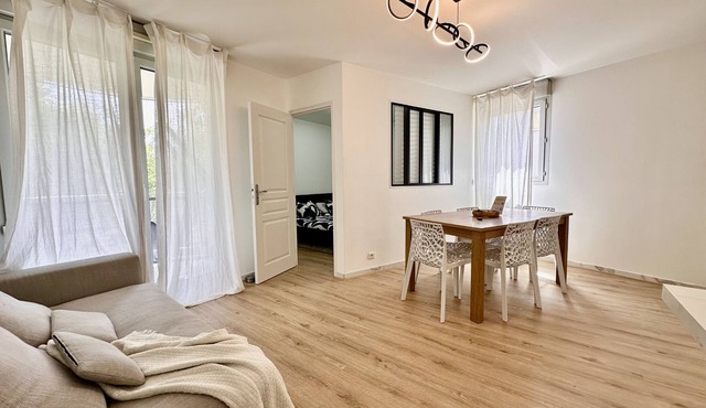 Riverside apt | 2 bdr |Disney + Paris | Parking | Balcony