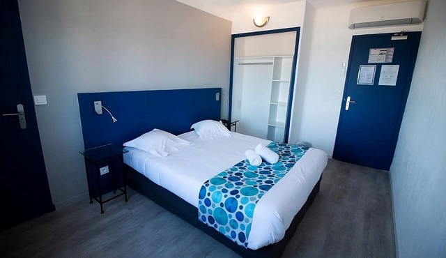 Romantic Seafront Escape with Spa l Near Sanary Harbor
