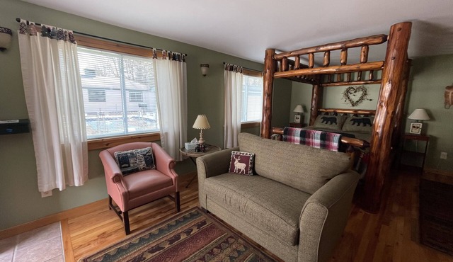 Romantic, Large Studio with Rustic Queen Size Bed and Decor in Old Forge