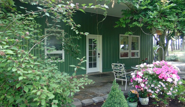 Scenic Willamette Valley Location; Peaceful country retreat in Canby