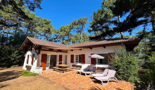 Serene Villa in the Pines for 8 with Modern Amenities, Near Beach & Lake, Cleaning Included