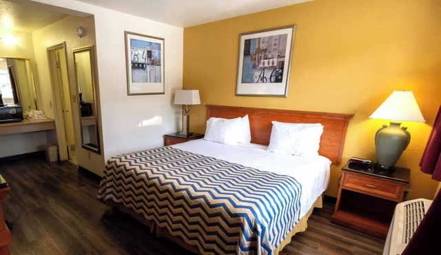Simple Room w Free Parking + Easy Downtown Pendleton Access for Travelers in Pendleton