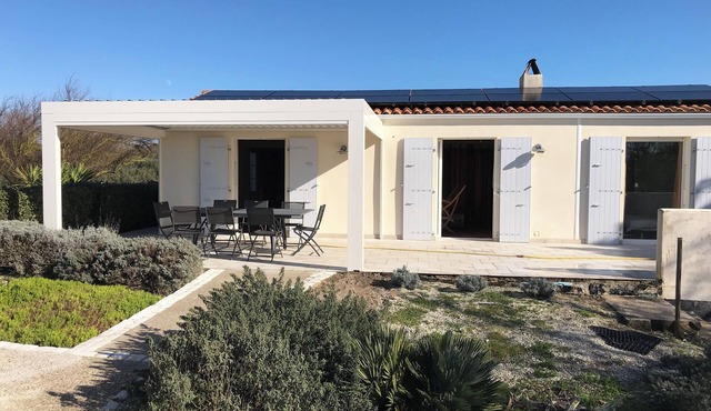 single-storey house with ocean view 80 m from the beach