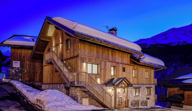Sleeps 12-14 with indoor Hot Tub and large Sauna